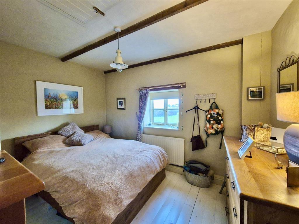 Lot: 109 - THATCHED DECEPTIVELY SPACIOUS DETACHED COTTAGE WITH GARDENS AND PARKING - Double bedroom